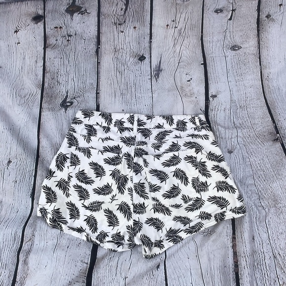 𝅺h&m Leafy Print Short Shorts - Picture 7 of 12